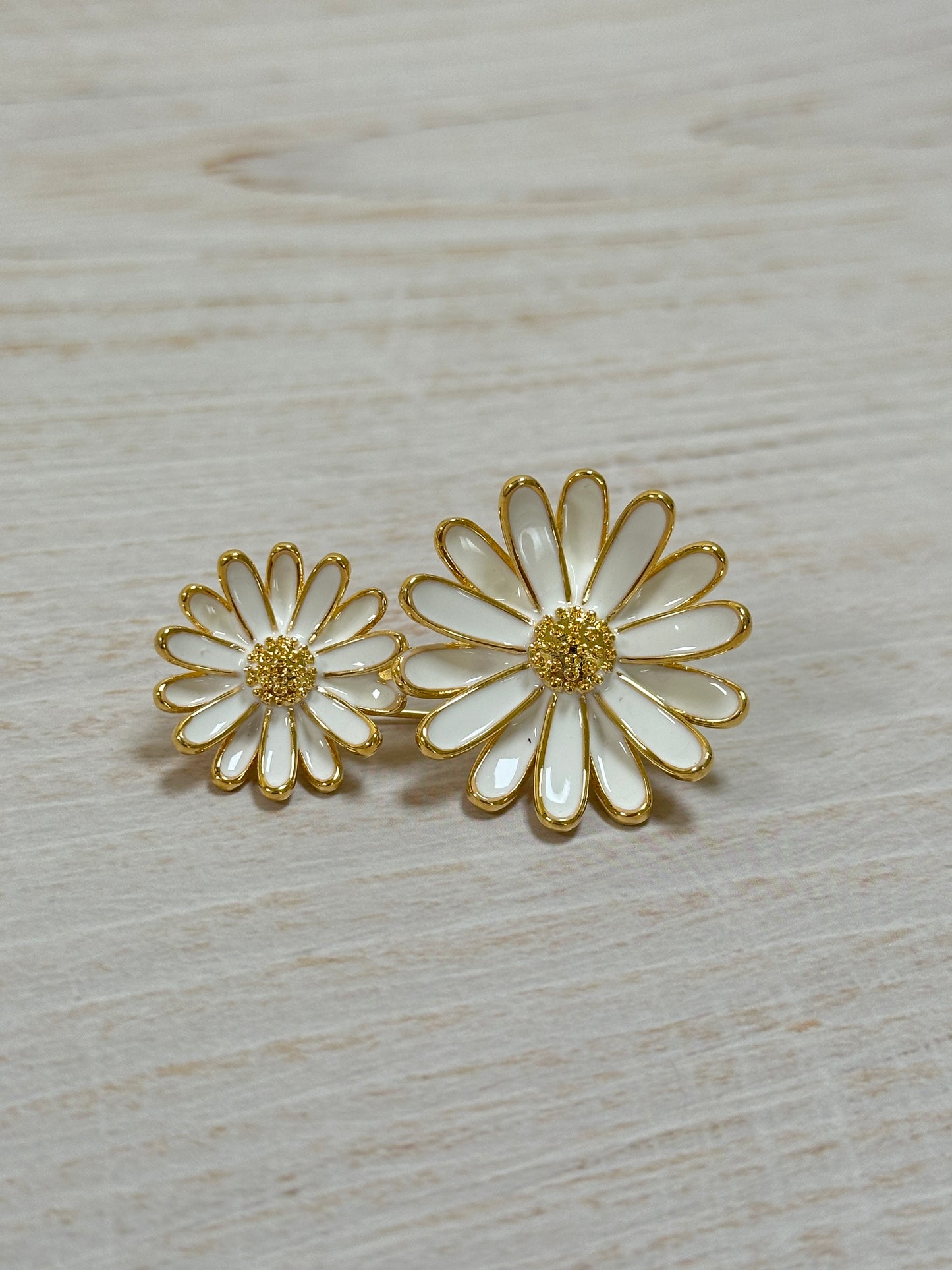 Daisy Flower Brooch