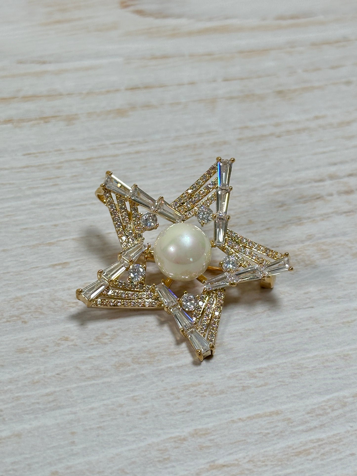Elegant Cubic Zirconia Pearl Star Brooch