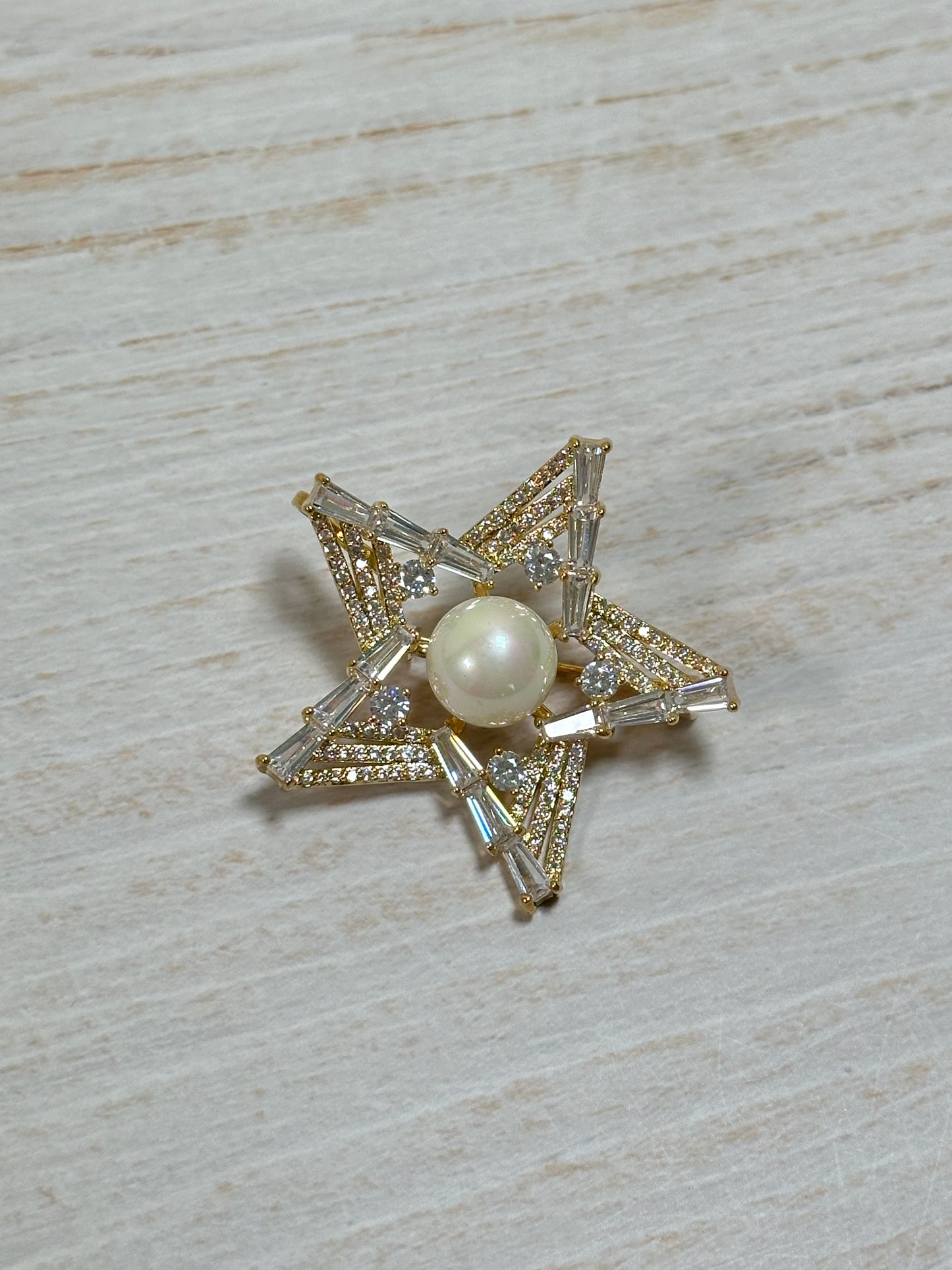 Elegant Cubic Zirconia Pearl Star Brooch