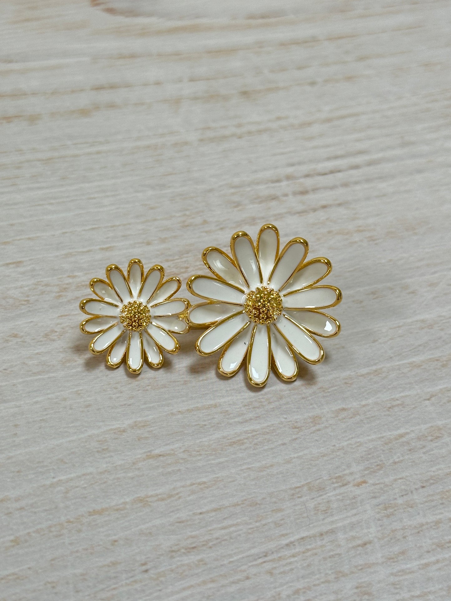 Daisy Flower Brooch