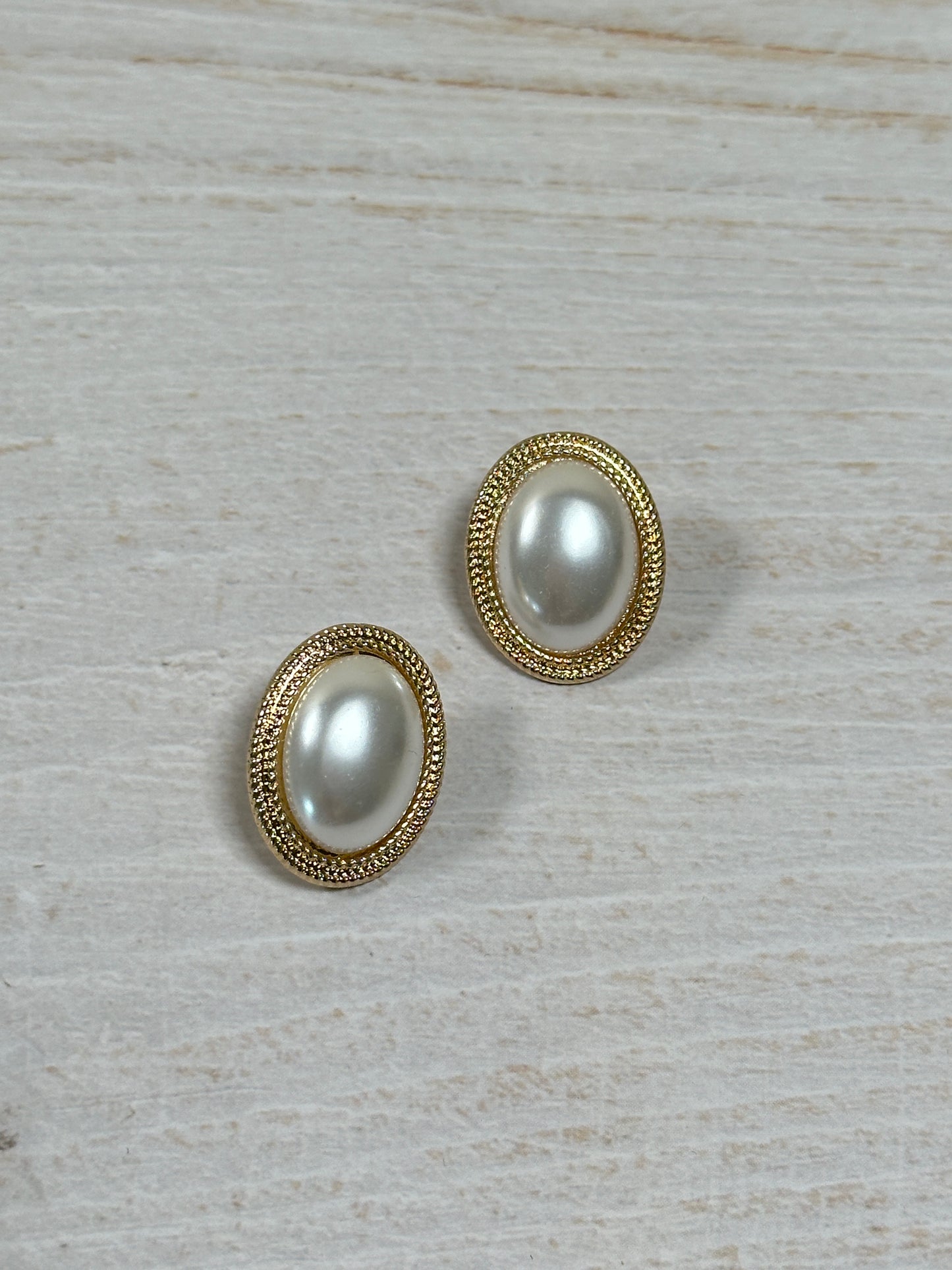 Elegant Pearl Oval Earring