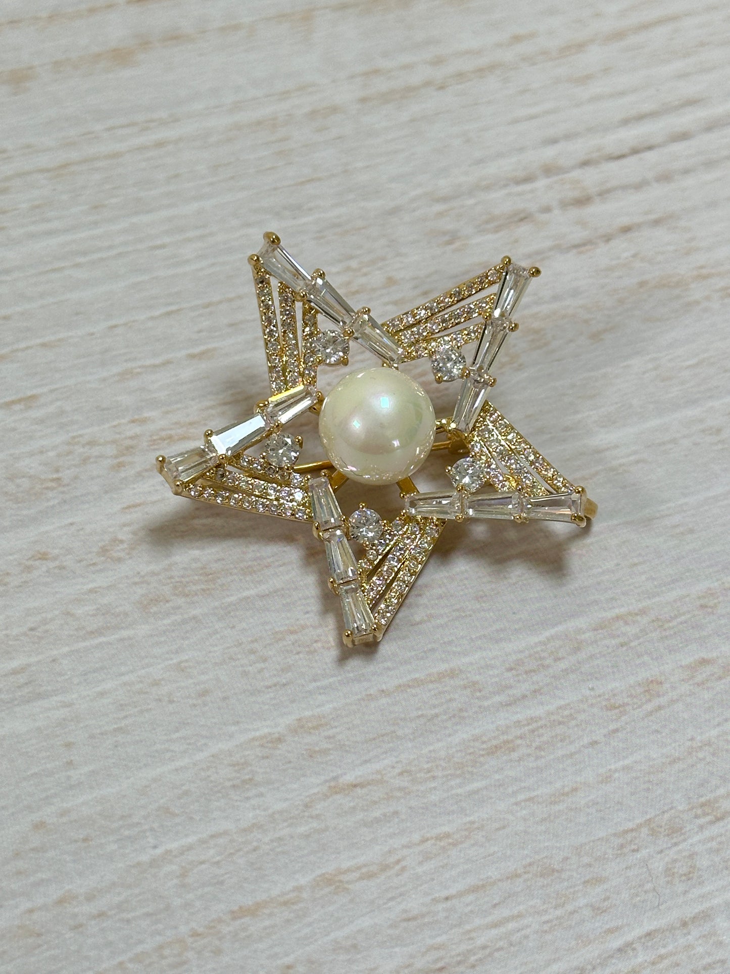 Elegant Cubic Zirconia Pearl Star Brooch