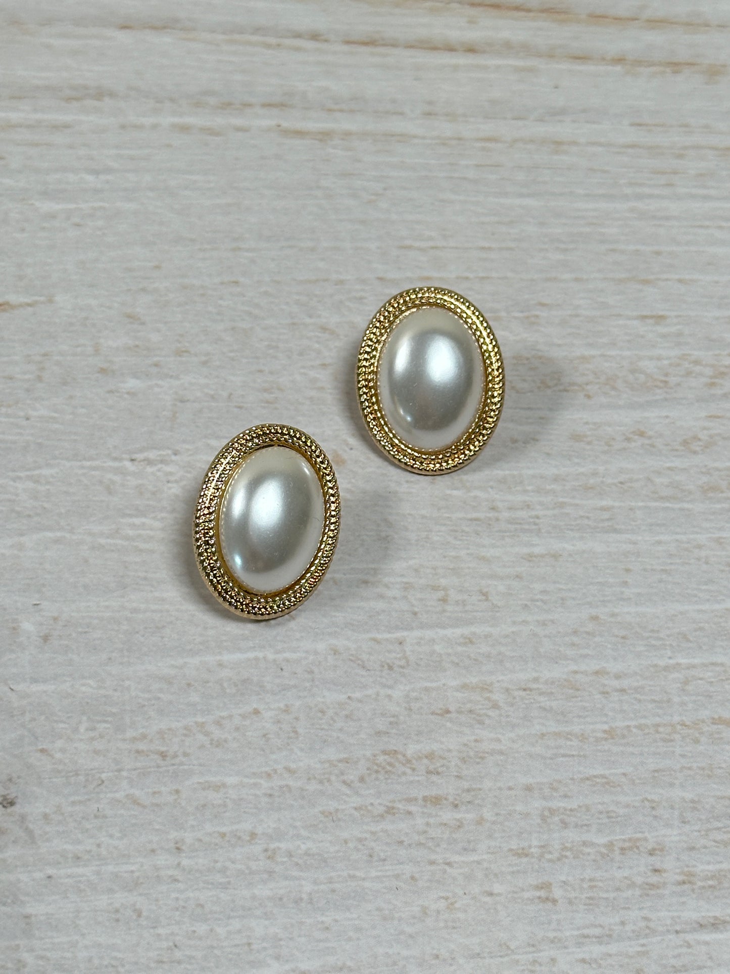 Elegant Pearl Oval Earring