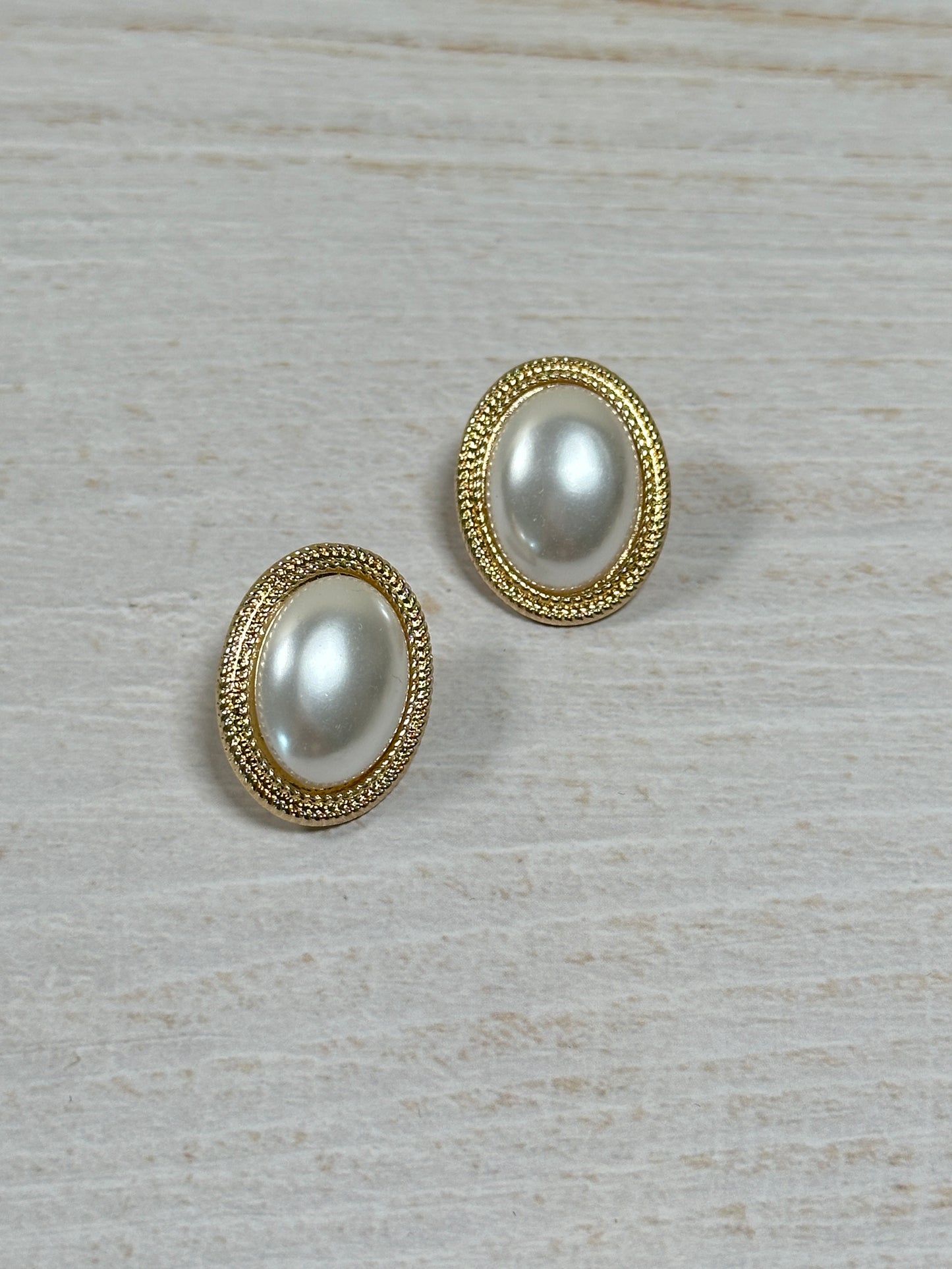 Elegant Pearl Oval Earring