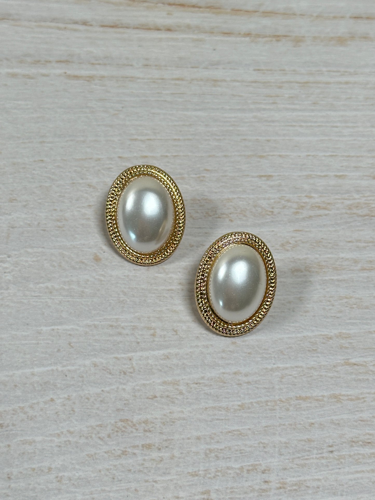 Elegant Pearl Oval Earring