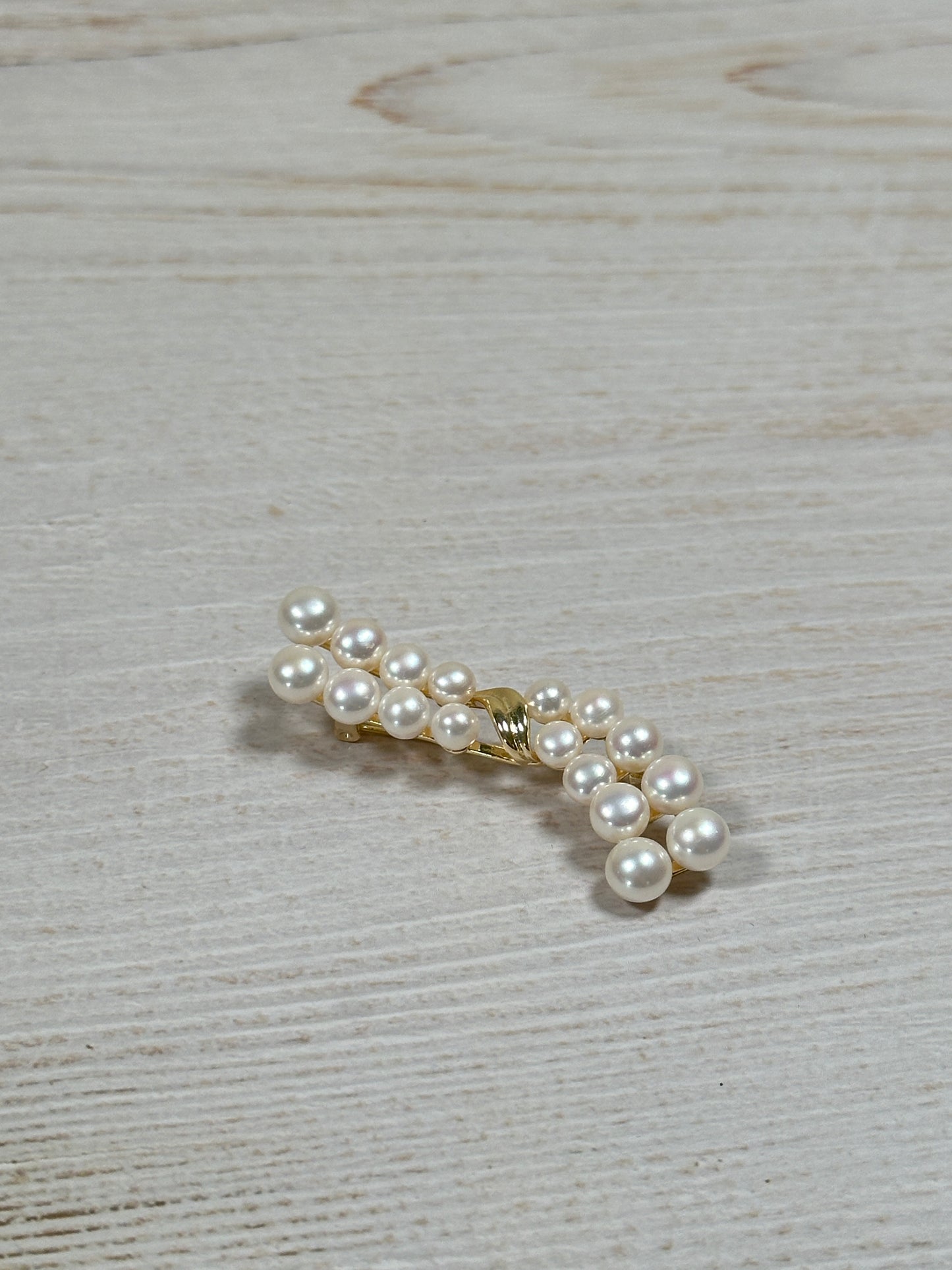 Simple Pearl Brooch