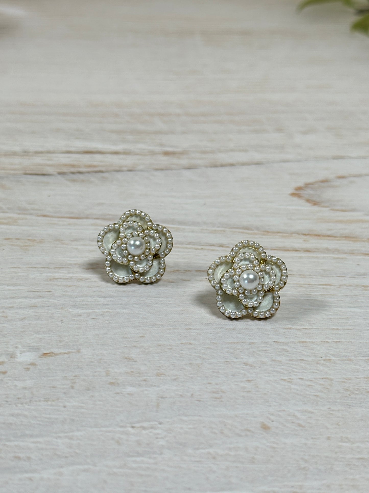 Beautiful Flower Earring, White