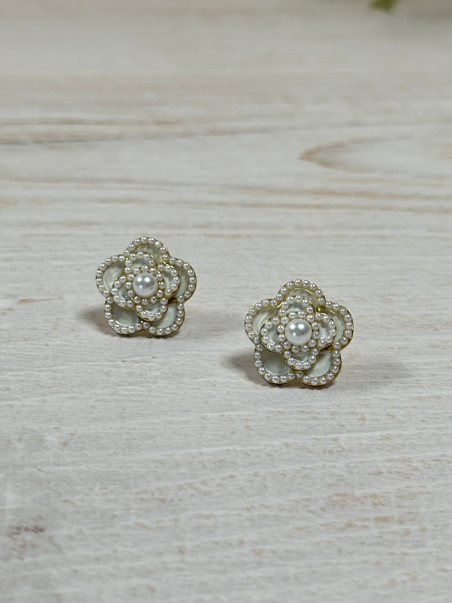 Beautiful Flower Earring, White