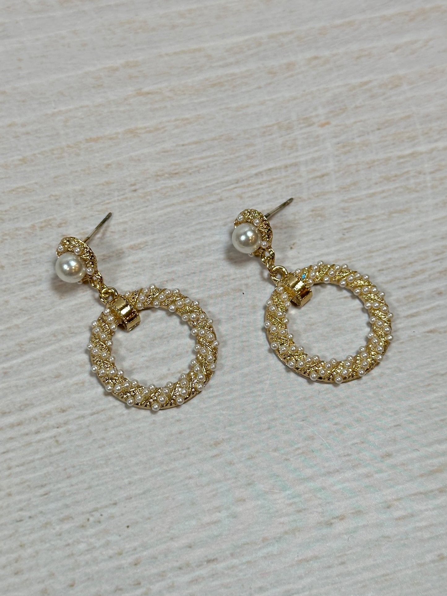 Loop Pearl Earring