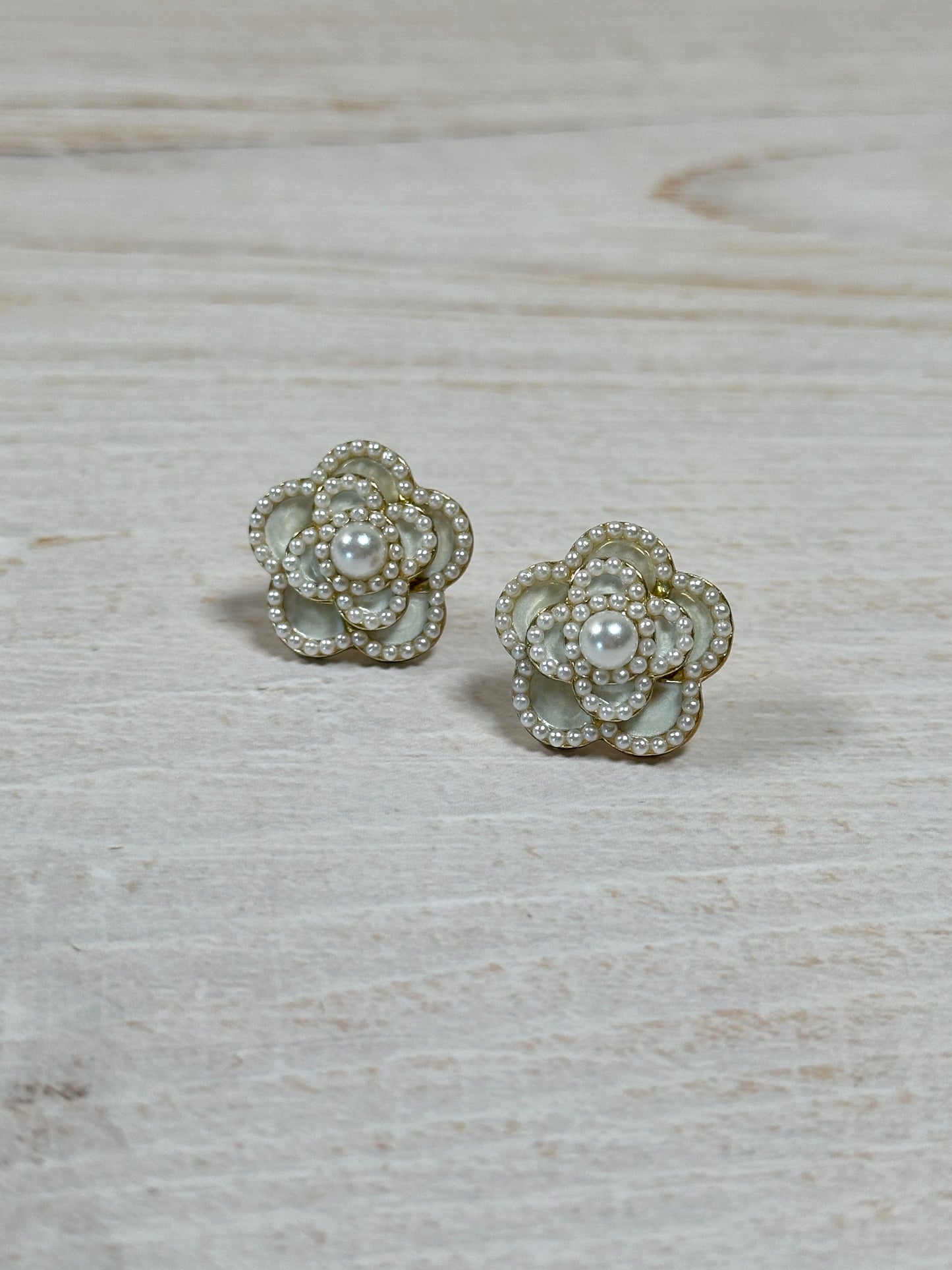 Beautiful Flower Earring, White