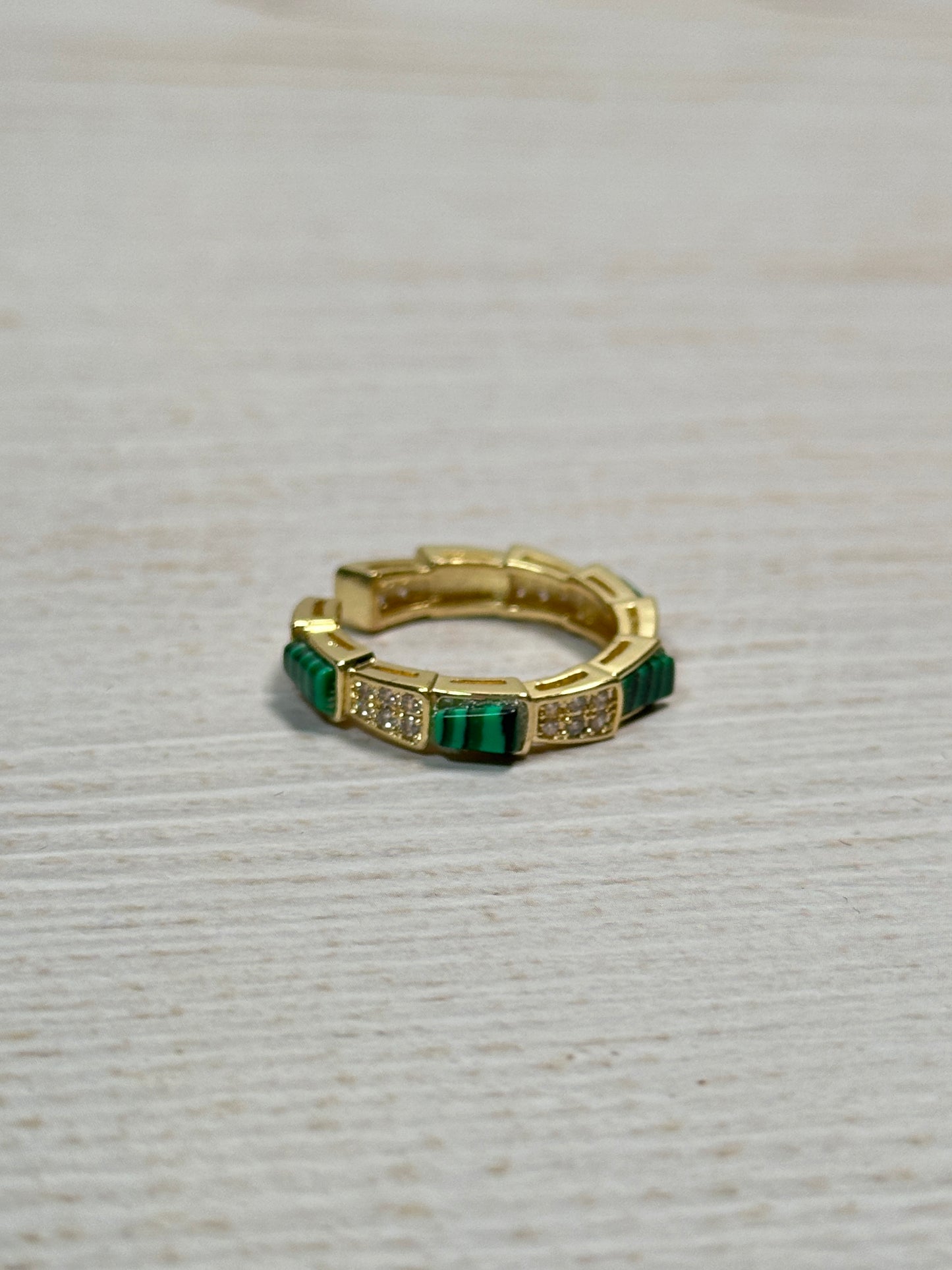 Chic Open Ring in Gold Tone