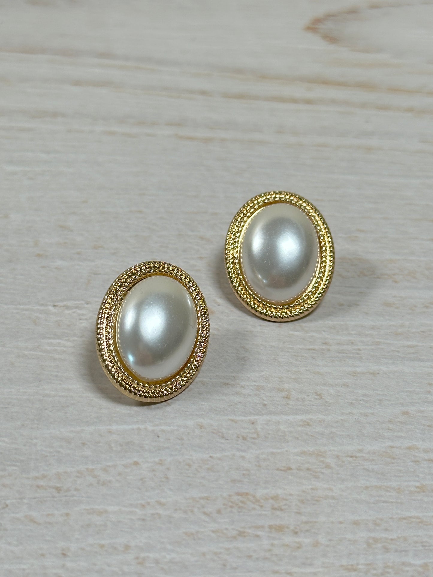 Elegant Pearl Oval Earring